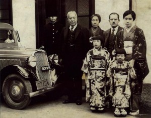 昭和11年、往診用の人力車がダットサン３６年型という自家用車にかわり運転手も雇用された。